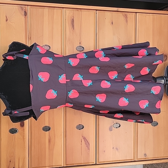 Strawberry dress - Picture 5 of 5